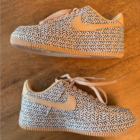 Nike Geometric Tan Sneakers- never worn - Picture 3 of 5
